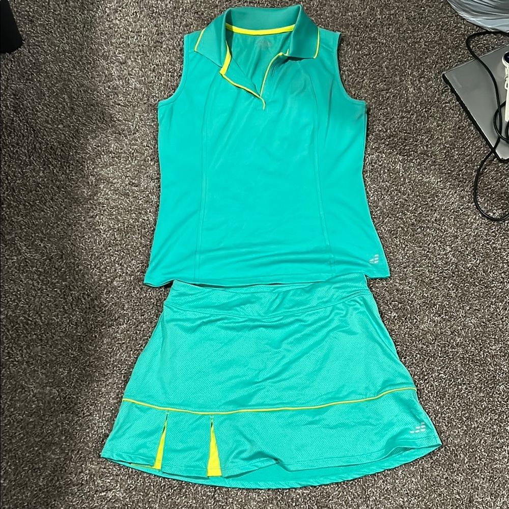 Vibrant Teal Activewear Set with Yellow Accents